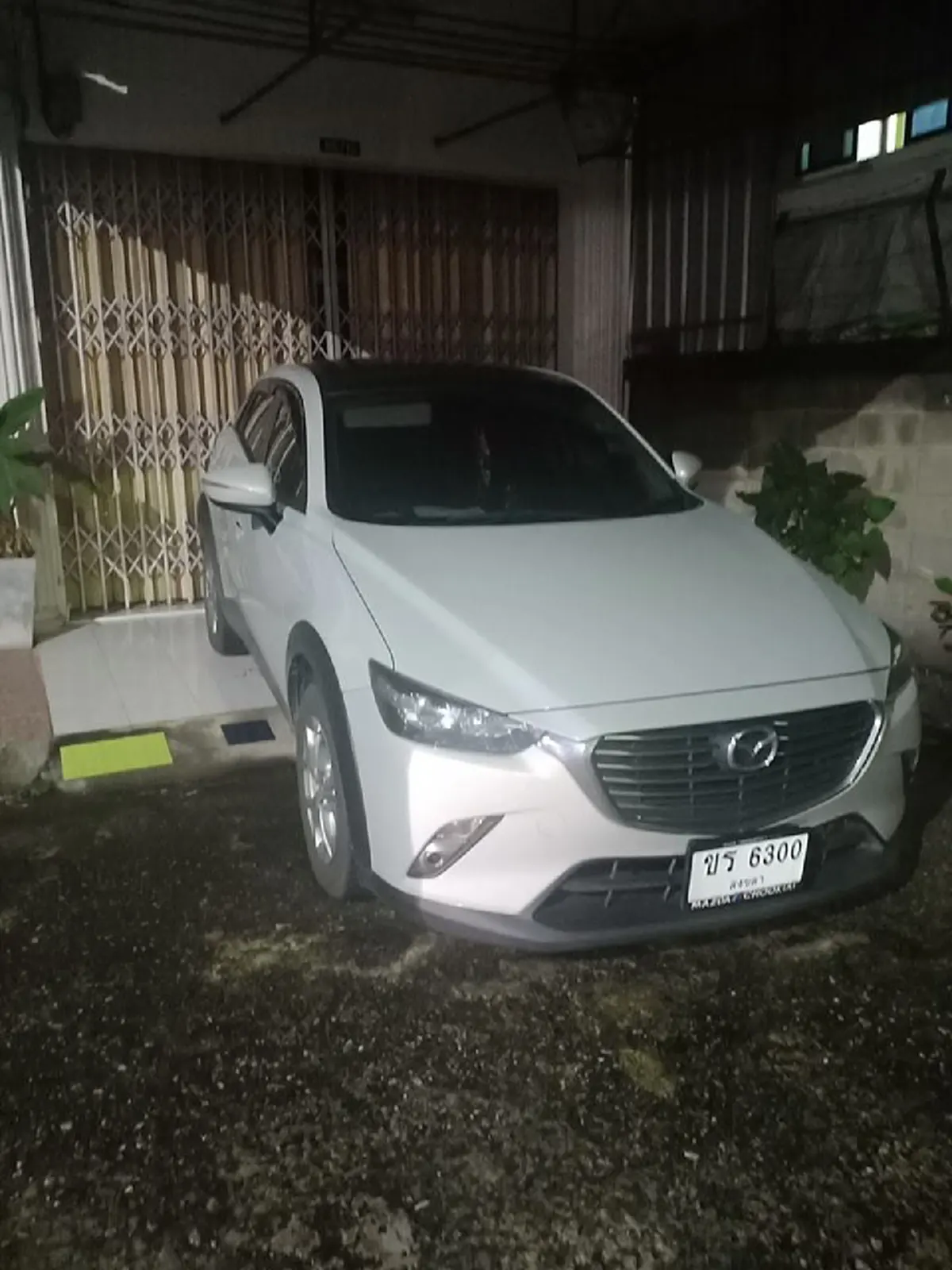 "สาว"กลับมาถึงบ้าน อารมณ์เสีย เจอ"รถเก๋ง"ใครไม่รู้จอดขวางยันหน้าประตู