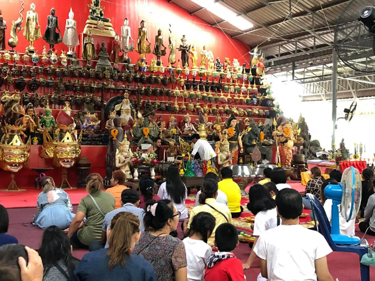 นักเสี่ยงโชคส่องอ่างน้ำมนต์ฤาษีเณร