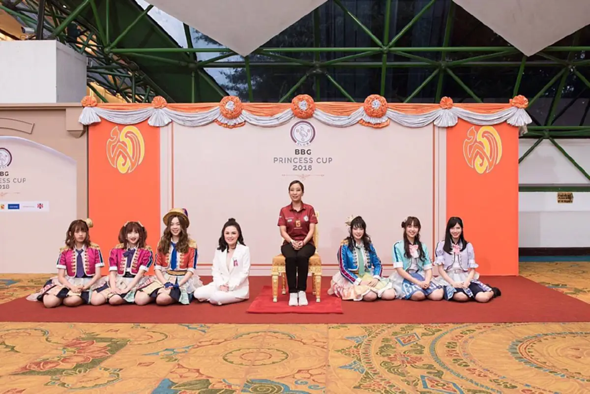 พระจริยวัตรงดงาม พระองค์ภาฯ  มีรับสั่งถามสมาชิกวง"BNK48"  จะจับมือเราไหม เราไม่คิดเงิน ถ้าไม่รีบจะคิดเงินเเล้วนะ