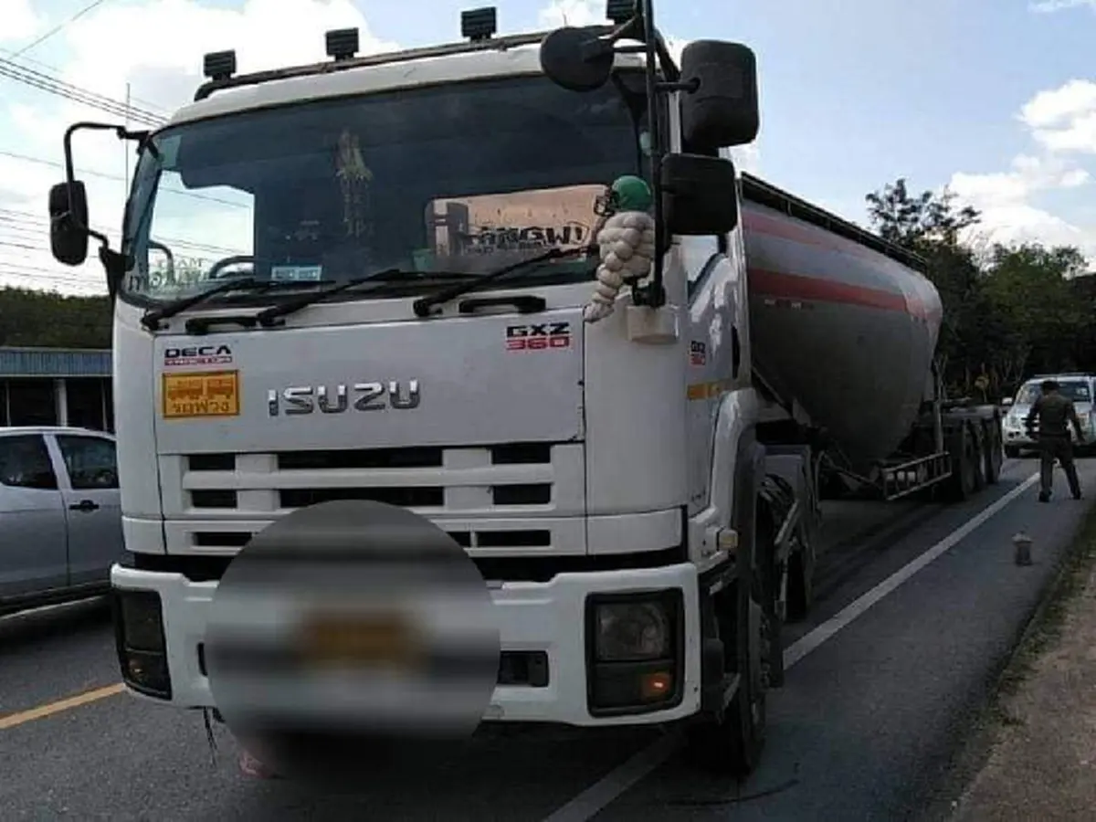 แม่จูงลูกข้ามถนน เสี้ยววินาทีไม่ระวัง เด็กหลุดจากมือ วิ่งตัดหน้ารถแก๊ส 18 ล้อ เจ็บหนัก (คลิป)