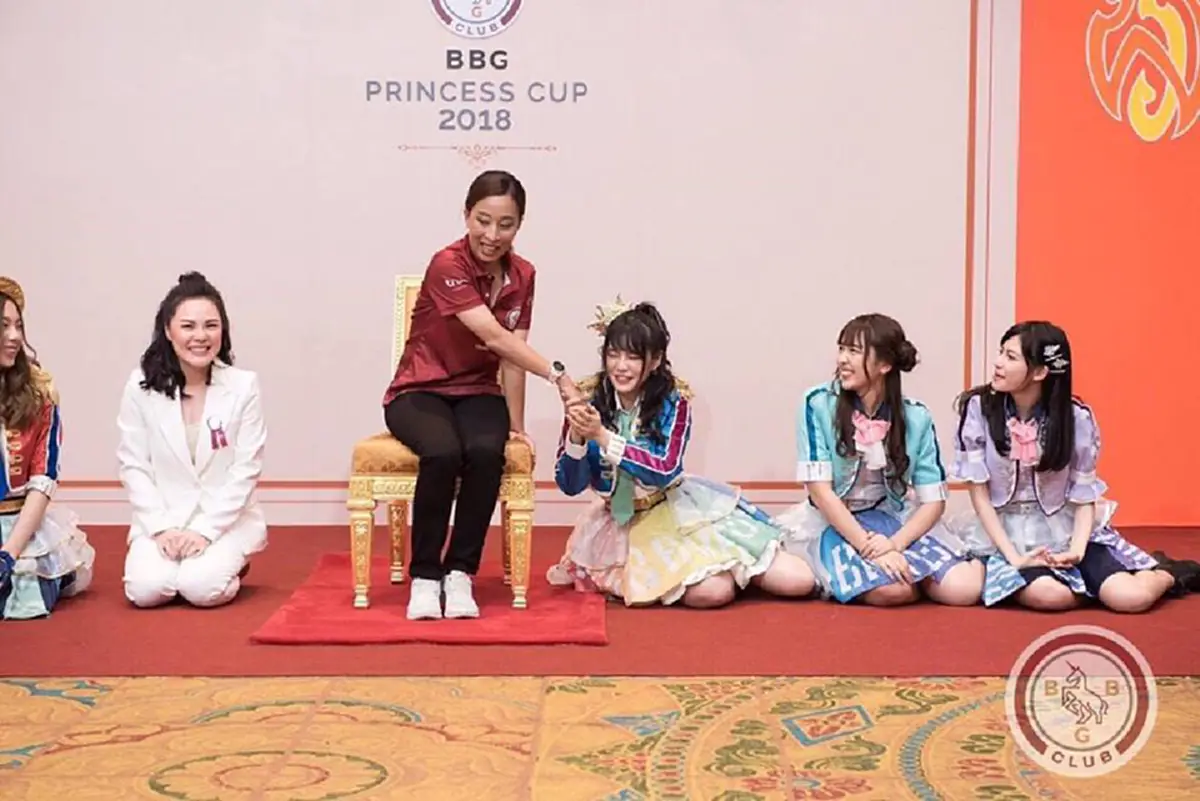 พระจริยวัตรงดงาม พระองค์ภาฯ  มีรับสั่งถามสมาชิกวง"BNK48"  จะจับมือเราไหม เราไม่คิดเงิน ถ้าไม่รีบจะคิดเงินเเล้วนะ