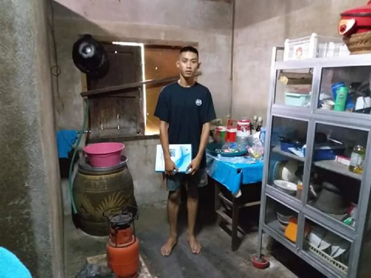 น้องเอก พ่อแม่เสียชีวิต รับจ้างรีดผ้าเลี้ยงชีพ ตื้นตันน้ำใจคนไทย ช่วยบริจาคทุนการศึกษา คนท้อแท้ดูเป็นตัวอย่าง