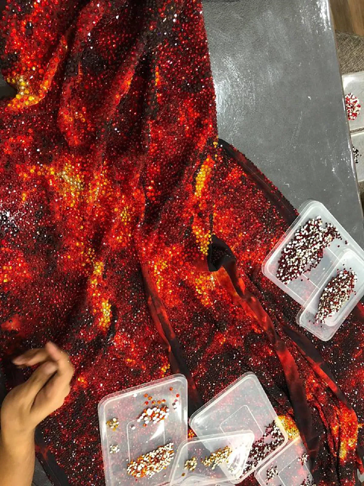 ชุดราตรีสีแดงของ "แคทรีโอน่า เกรย์" เจ้าของตำแหน่งมิสยูนิเวิร์ส 2018