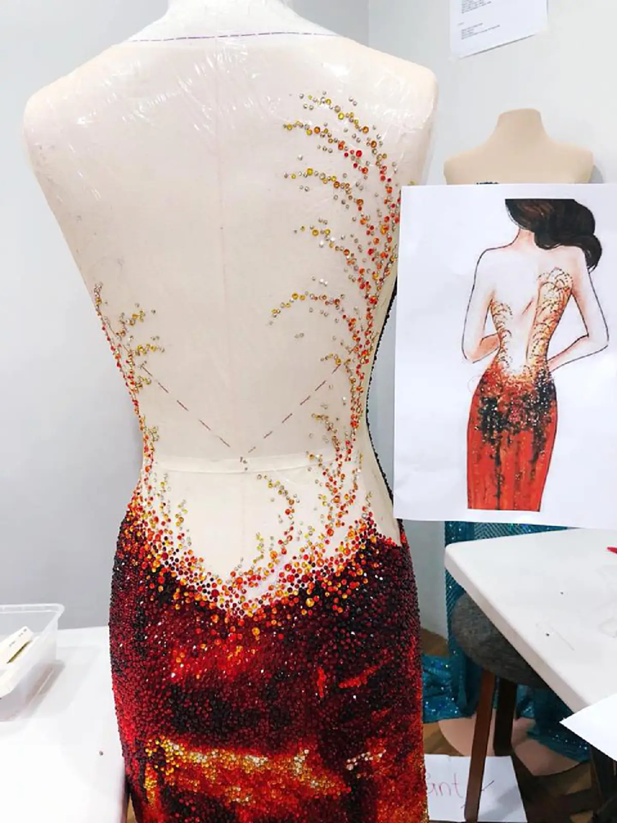 ชุดราตรีสีแดงของ "แคทรีโอน่า เกรย์" เจ้าของตำแหน่งมิสยูนิเวิร์ส 2018