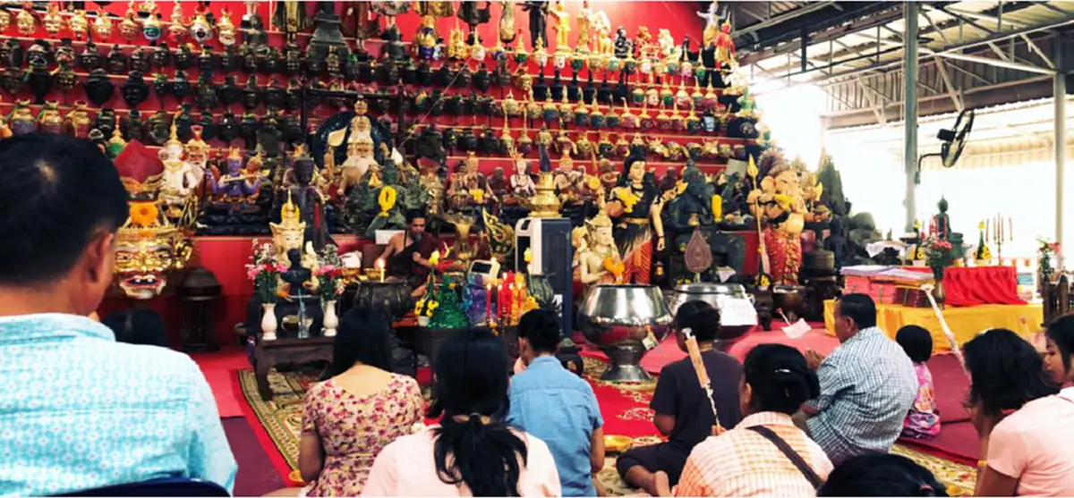 นักเสี่ยงโชคส่องอ่างน้ำมนต์ฤาษีเณร