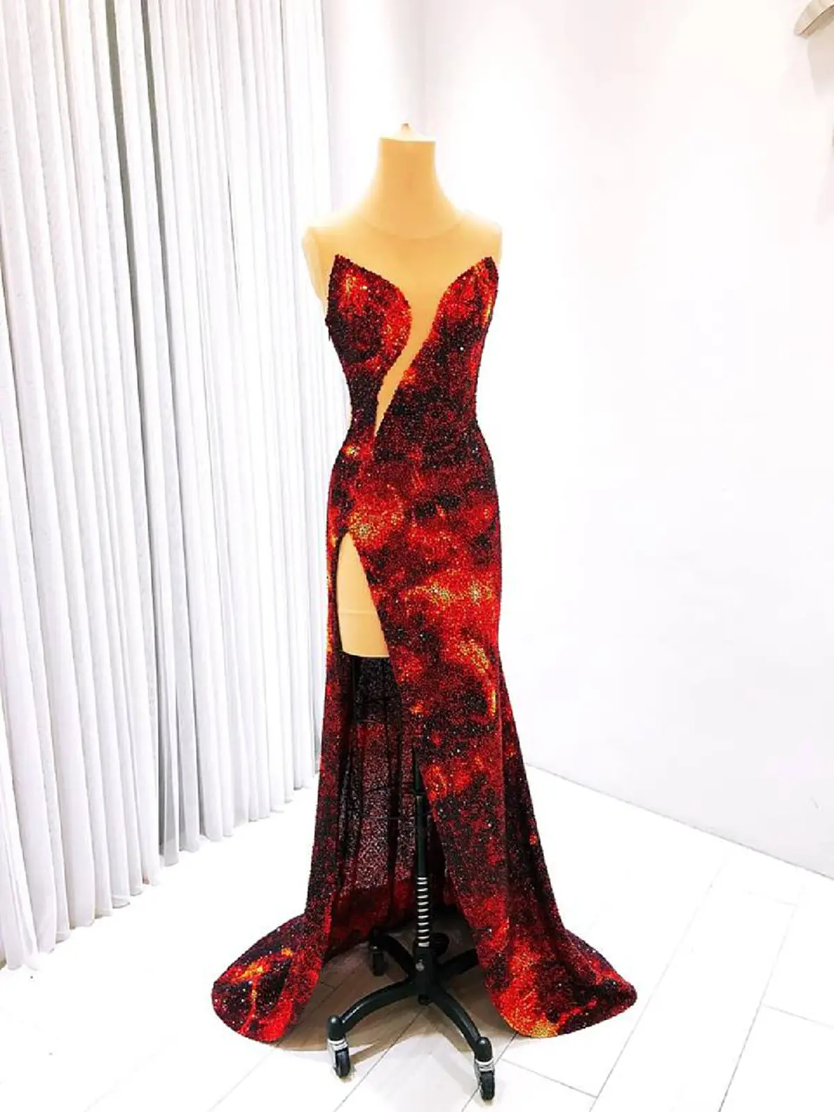 ชุดราตรีสีแดงของ "แคทรีโอน่า เกรย์" เจ้าของตำแหน่งมิสยูนิเวิร์ส 2018