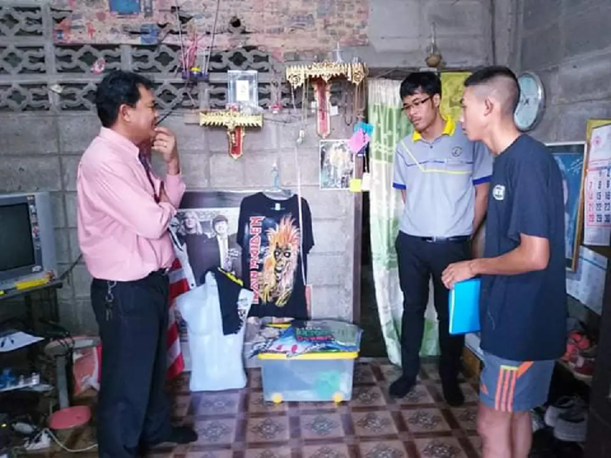 น้องเอก พ่อแม่เสียชีวิต รับจ้างรีดผ้าเลี้ยงชีพ ตื้นตันน้ำใจคนไทย ช่วยบริจาคทุนการศึกษา คนท้อแท้ดูเป็นตัวอย่าง