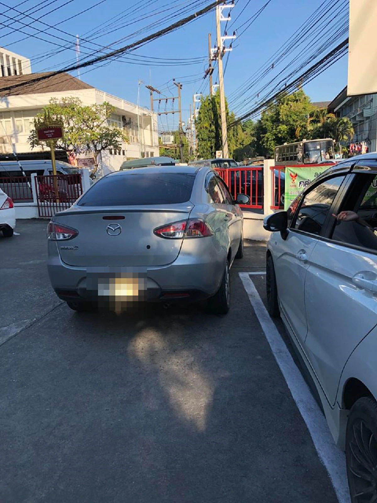 "หญิง" เจอรถจอดขวาง ใส่เบรคมือซ้ำอีก ตัวเองเเละลูกน้อยในรถต้องรถรอนานนับชั่วโมง