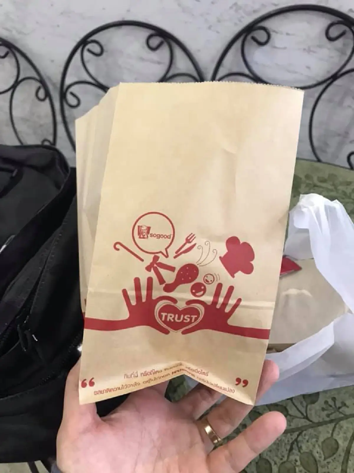 แฟนหนุ่มเซอร์ไพรส์แฟนสาววันรับปริญญา ให้ของขวัญใส่ถุงไก่ทอดของโปรด ลุ้นหนักแฟนสาวก็ไม่เปิดดูเสียที!