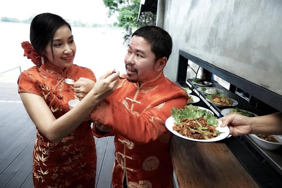 เจ้าบ่าว-เจ้าสาว ควงคู่ถ่ายรูปพรีเวดดิ้งแปลกแหวกแนว รดน้ำสังข์ริมบึง ลอดซุ้มกระบี่ก็มา