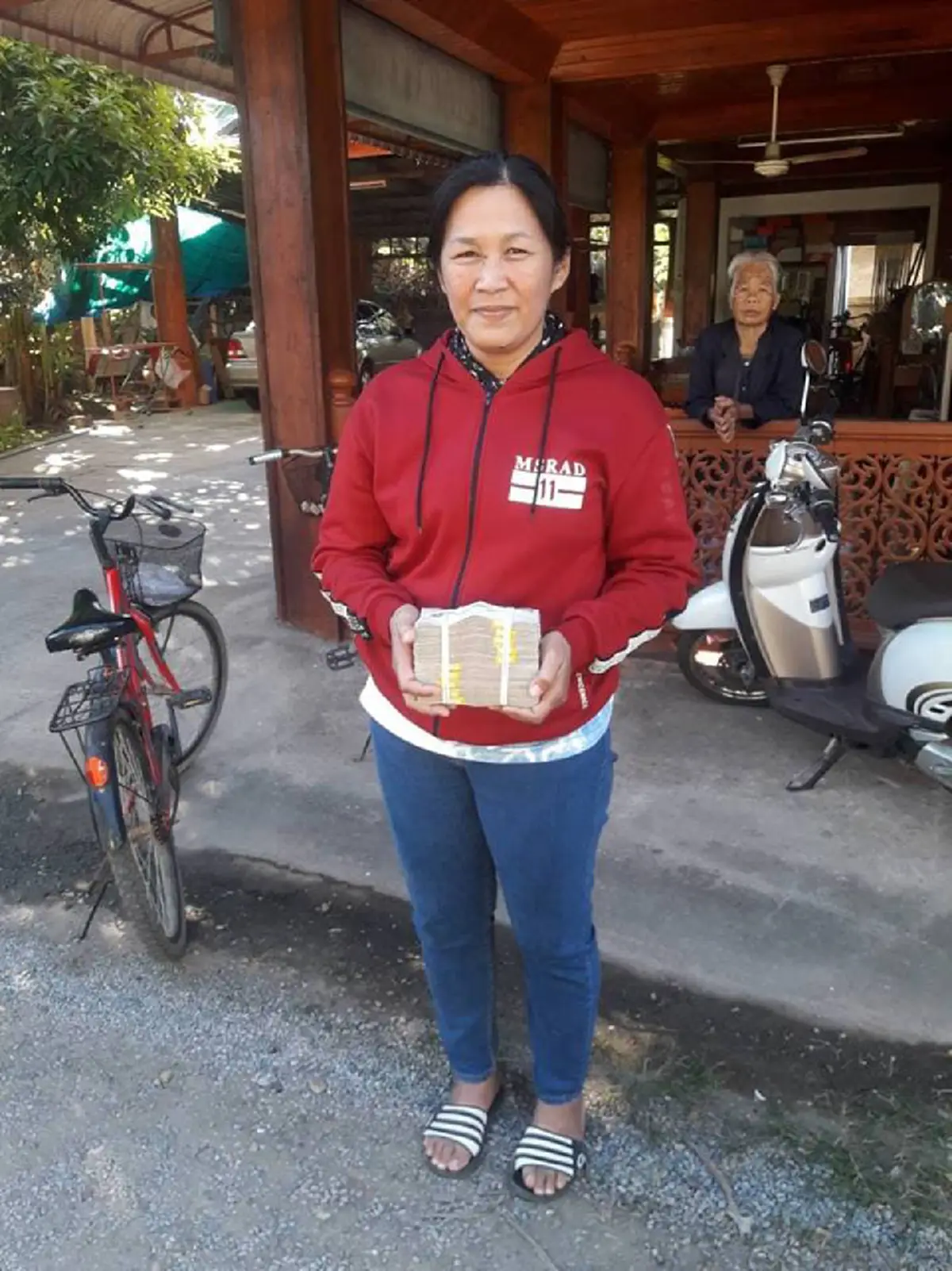 สาวใหญ่ถูกหวยรางวัลที่ 1 ไม่ลืมบุญคุณ เบิกเงินก้อนแรก นำแจกญาติพี่น้อง!?