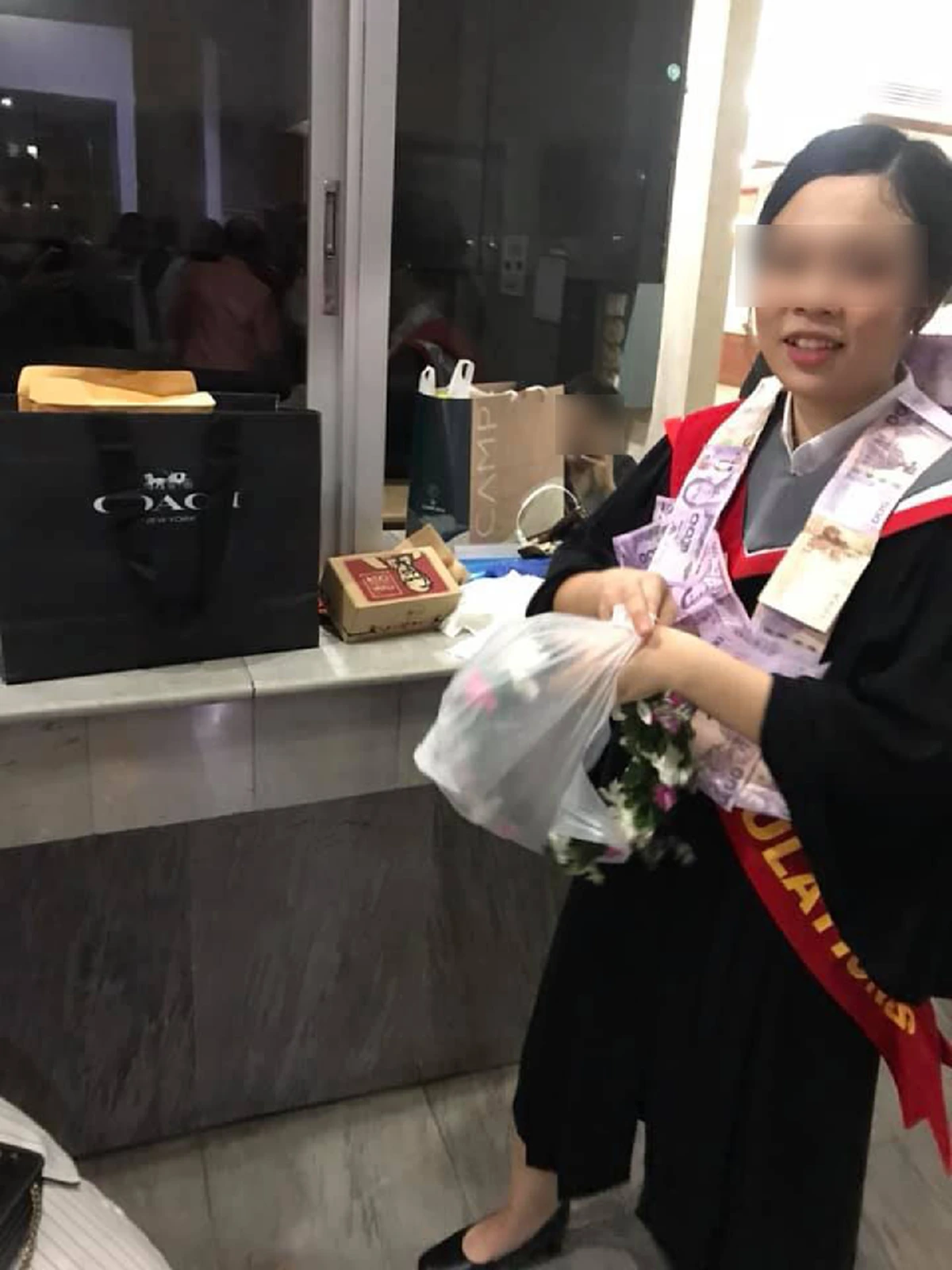 แฟนหนุ่มเซอร์ไพรส์แฟนสาววันรับปริญญา ให้ของขวัญใส่ถุงไก่ทอดของโปรด ลุ้นหนักแฟนสาวก็ไม่เปิดดูเสียที!