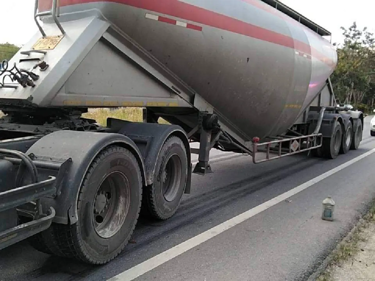 แม่จูงลูกข้ามถนน เสี้ยววินาทีไม่ระวัง เด็กหลุดจากมือ วิ่งตัดหน้ารถแก๊ส 18 ล้อ เจ็บหนัก (คลิป)