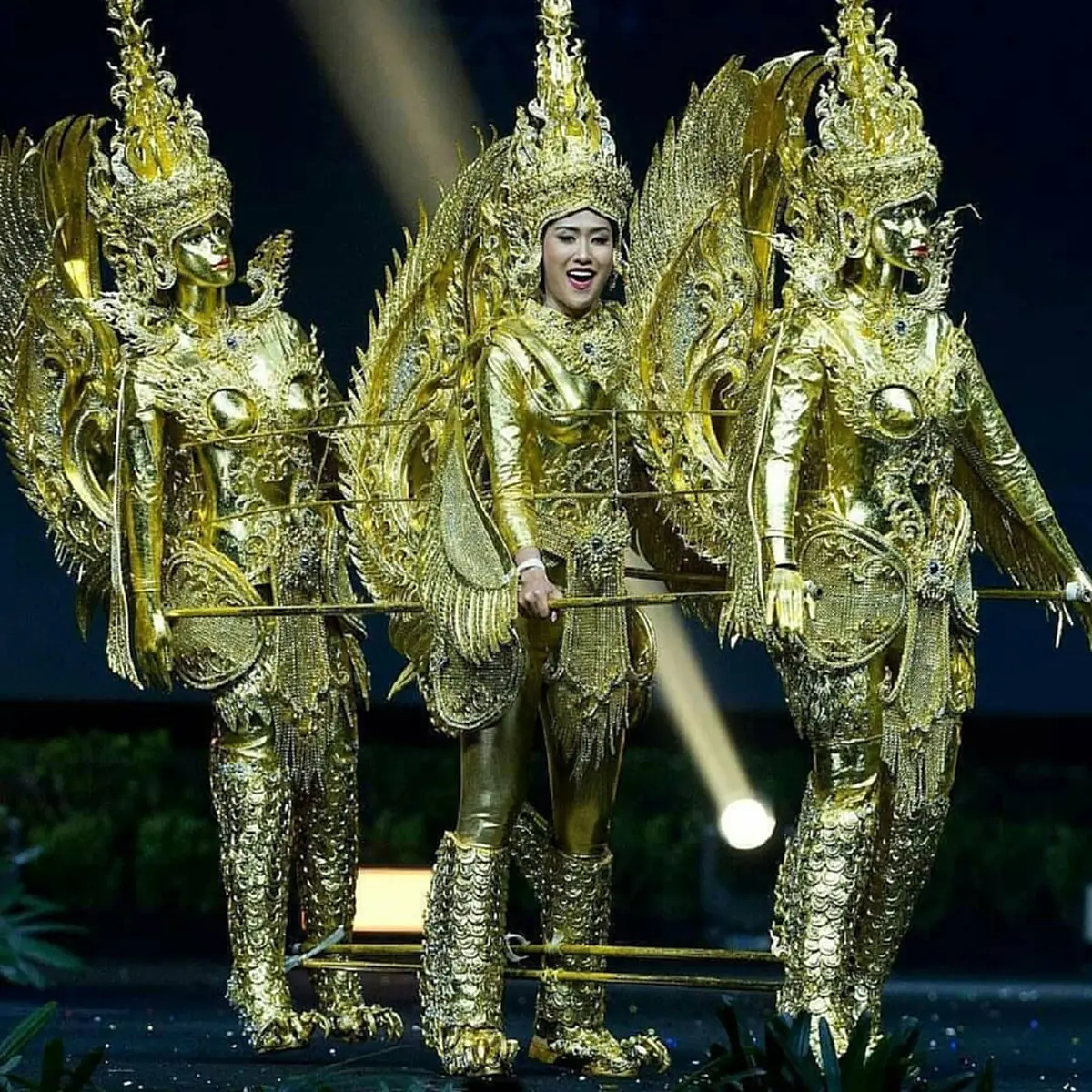 "คำภีร์" ดีไซน์เนอร์ชาวไทย ผู้รังสรรค์ชุดประจำชาติลาว คว้ารางวัลชุดยอดเยี่ยม Miss Universe2018 (ภาพ,คลิป)