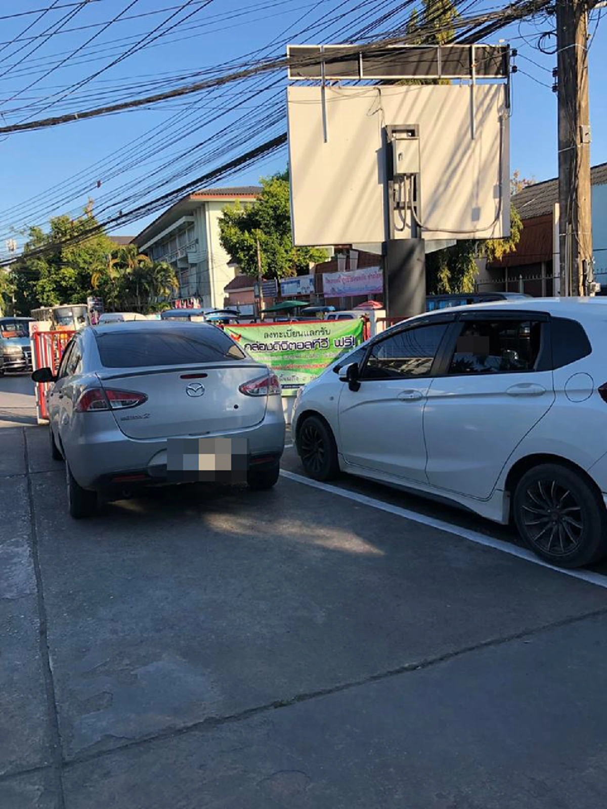 "หญิง" เจอรถจอดขวาง ใส่เบรคมือซ้ำอีก ตัวเองเเละลูกน้อยในรถต้องรถรอนานนับชั่วโมง