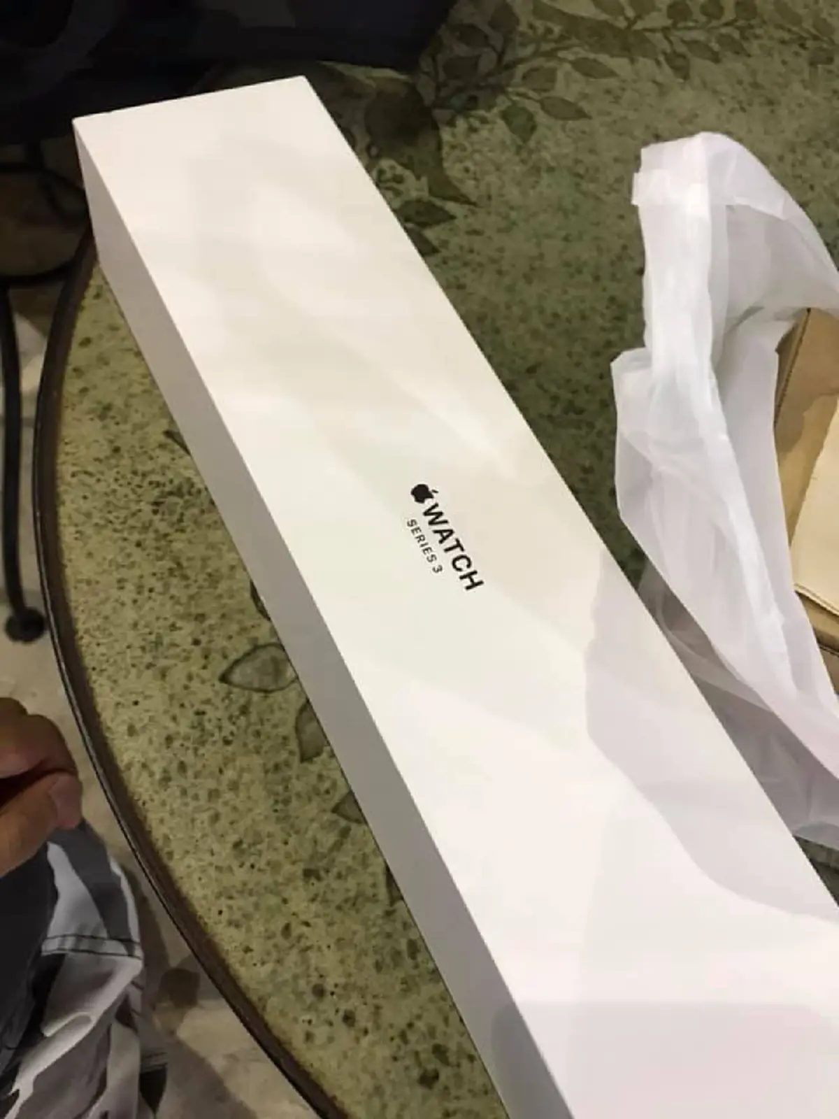 แฟนหนุ่มเซอร์ไพรส์แฟนสาววันรับปริญญา ให้ของขวัญใส่ถุงไก่ทอดของโปรด ลุ้นหนักแฟนสาวก็ไม่เปิดดูเสียที!