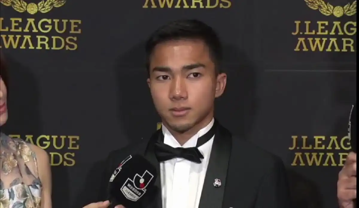 จากปาก ชนาธิป\"ถึง\"ญี่ปุ่น\" ขึ้นรับรางวัล 11เเข้งทีมยอดเยี่ยม\"เจลีก\" ญี่ปุ่น (คลิป)
