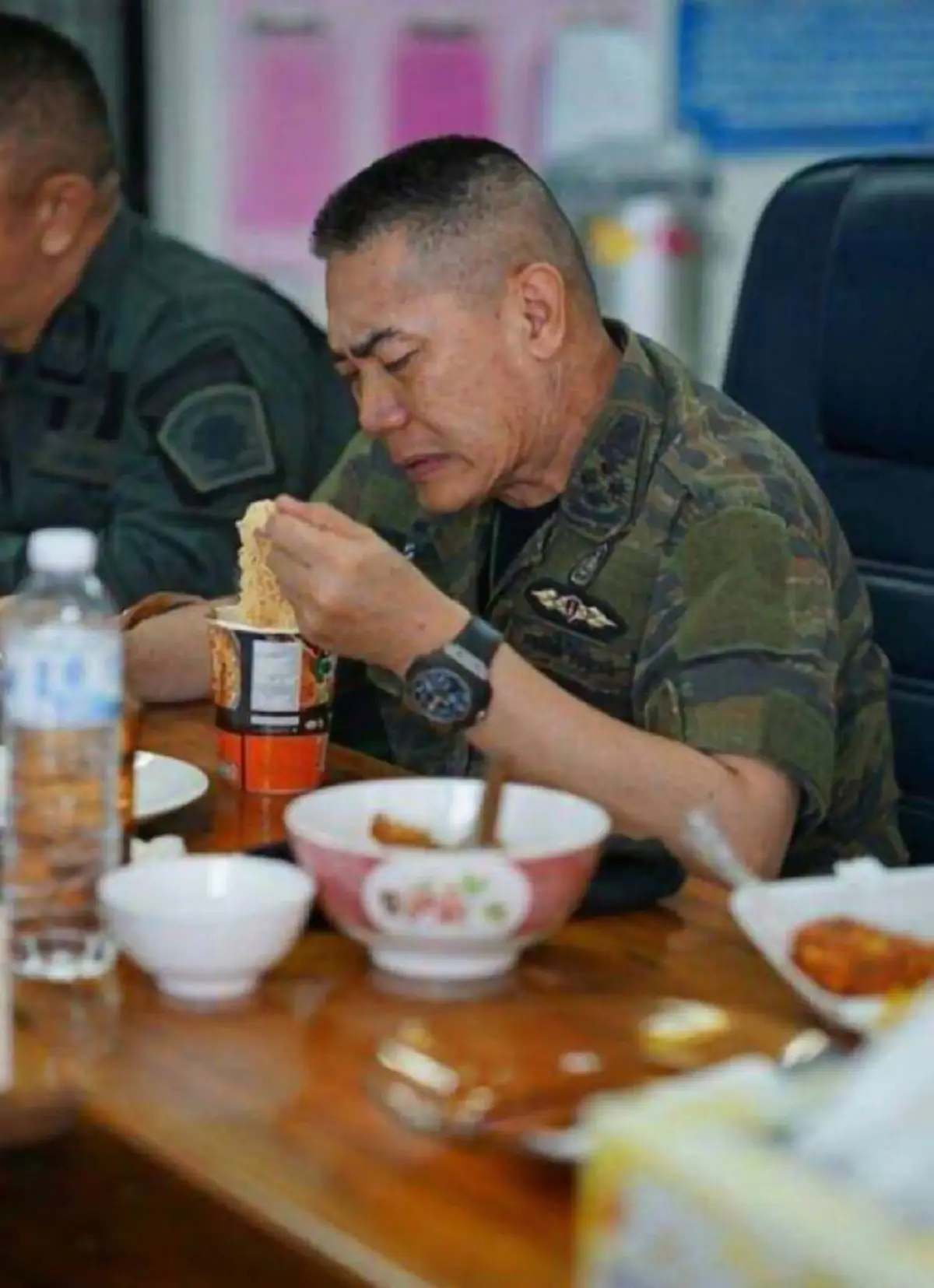 \"บิ๊กแป๊ะ\" ผบ.ตร. ติดดิน กินบะหมี่ถ้วยขณะลงพื้นที่ชายแดนใต้