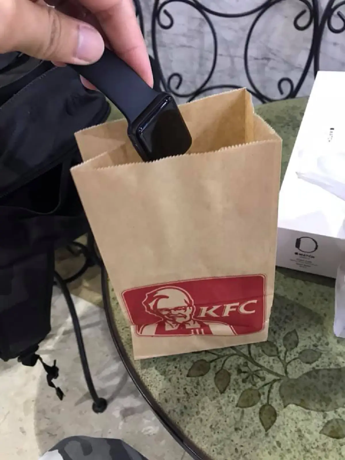 แฟนหนุ่มเซอร์ไพรส์แฟนสาววันรับปริญญา ให้ของขวัญใส่ถุงไก่ทอดของโปรด ลุ้นหนักแฟนสาวก็ไม่เปิดดูเสียที!