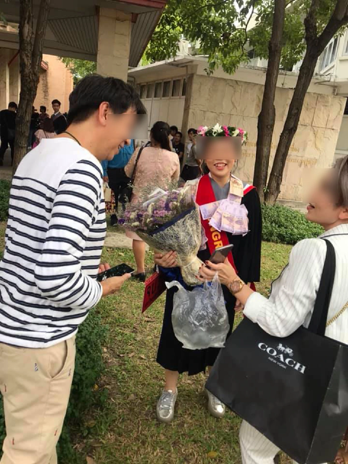 แฟนหนุ่มเซอร์ไพรส์แฟนสาววันรับปริญญา ให้ของขวัญใส่ถุงไก่ทอดของโปรด ลุ้นหนักแฟนสาวก็ไม่เปิดดูเสียที!