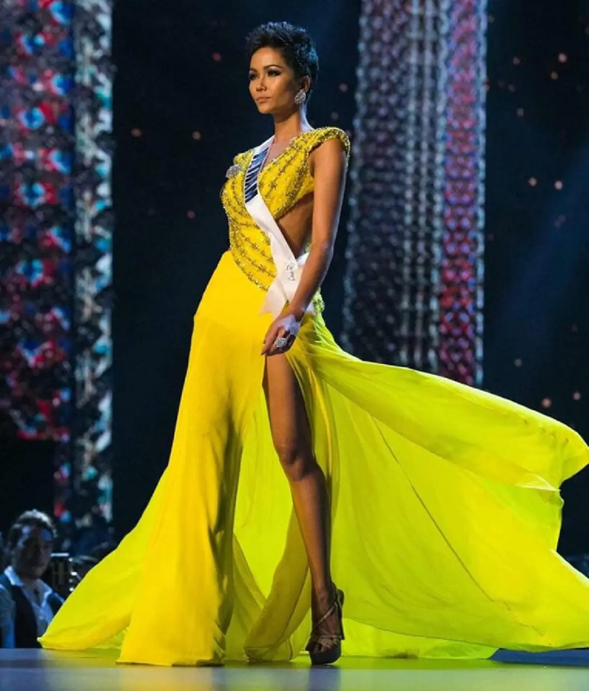 "มิสเวียดนาม" ตัดสินใจซื้อสร้อยไข่มุกให้แม่ผู้บังเกิดเกล้า หลังนำเงินรางวัลประกวดนางงามสร้างห้องสมุดให้เด็กๆตามคำสอนเรื่องแบ่งปัน