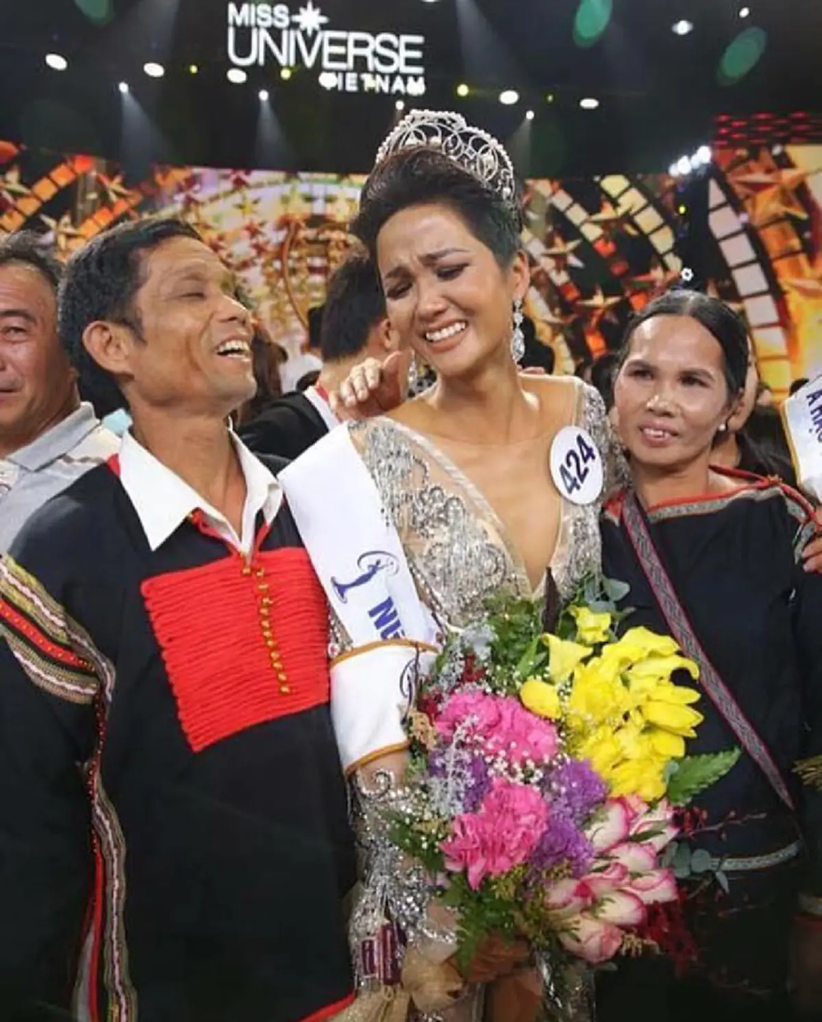 "มิสเวียดนาม" ตัดสินใจซื้อสร้อยไข่มุกให้แม่ผู้บังเกิดเกล้า หลังนำเงินรางวัลประกวดนางงามสร้างห้องสมุดให้เด็กๆตามคำสอนเรื่องแบ่งปัน