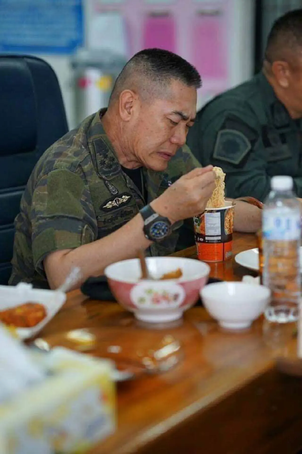 \"บิ๊กแป๊ะ\" ผบ.ตร. ติดดิน กินบะหมี่ถ้วยขณะลงพื้นที่ชายแดนใต้
