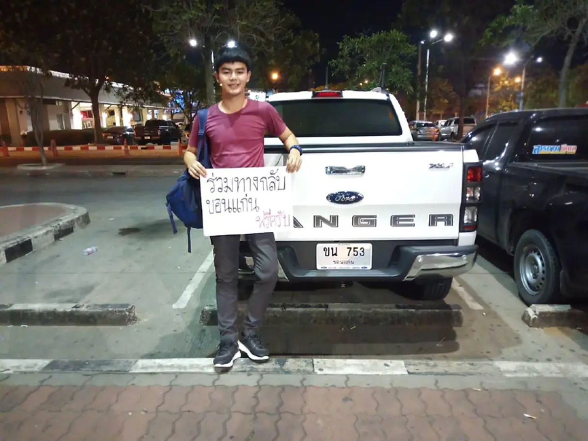 หนุ่มน้ำใจงาม เล่าเบื้องหลังเขียนป้ายชูกลางสถานีขนส่งโคราช ชวนคนกลับขอนแก่นด้วยกัน