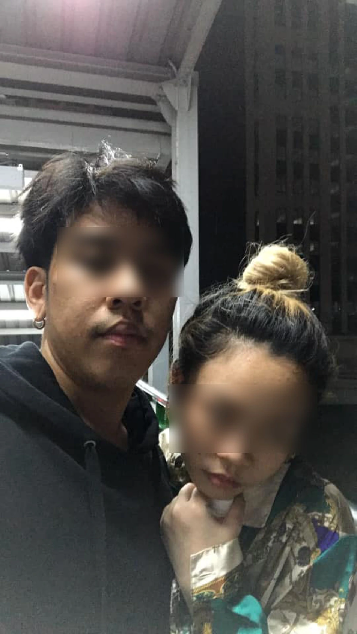 แฟนหนุ่มเซอร์ไพรส์แฟนสาววันรับปริญญา ให้ของขวัญใส่ถุงไก่ทอดของโปรด ลุ้นหนักแฟนสาวก็ไม่เปิดดูเสียที!