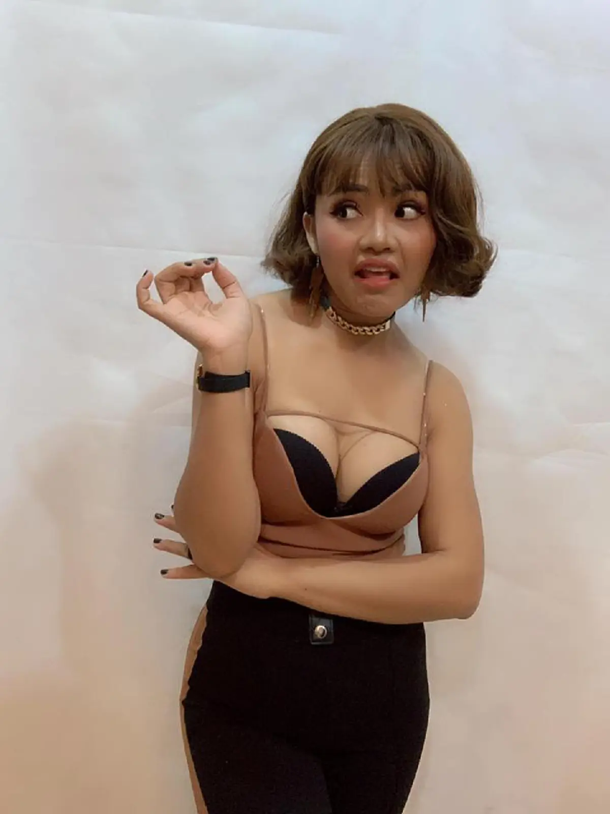 ตั๊กแตน ชลดา โพสต์ภาพเซ็กซี่ พร้อมแคปชั่น "อย่าคิดว่าเมิงสำคัญ"