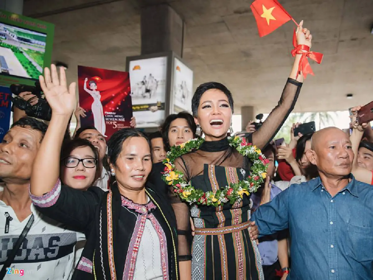 "เฮอ เฮิน เนีย" มิสเวียดนาม กลับสู่อ้อมกอดครอบครัว หลังติด Top 5 มิสยูนิเวิร์ส 2018 (ภาพ,คลิป)