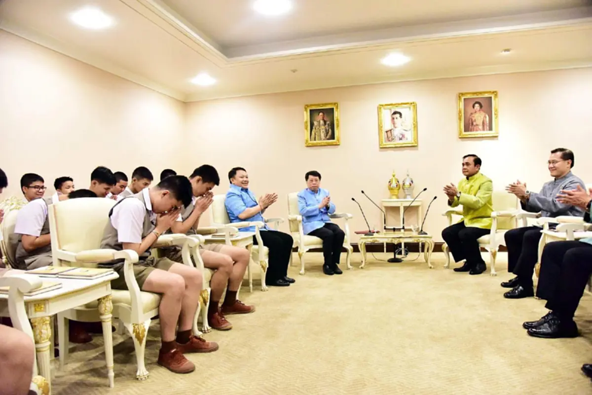 นายกฯ ชื่นชม "13 นักเรียนวัดสุทธิฯ" ช่วยนักท่องเที่ยวจีน เด็กเหล่านี้เป็นตัวอย่างที่ดี