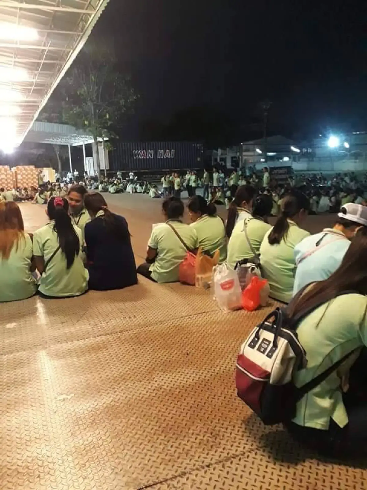 "พนง."กว่า600 คน รวมตัวประท้วงปิดบริษัท ไม่พอใจโบนัสน้อยกว่าปีก่อน