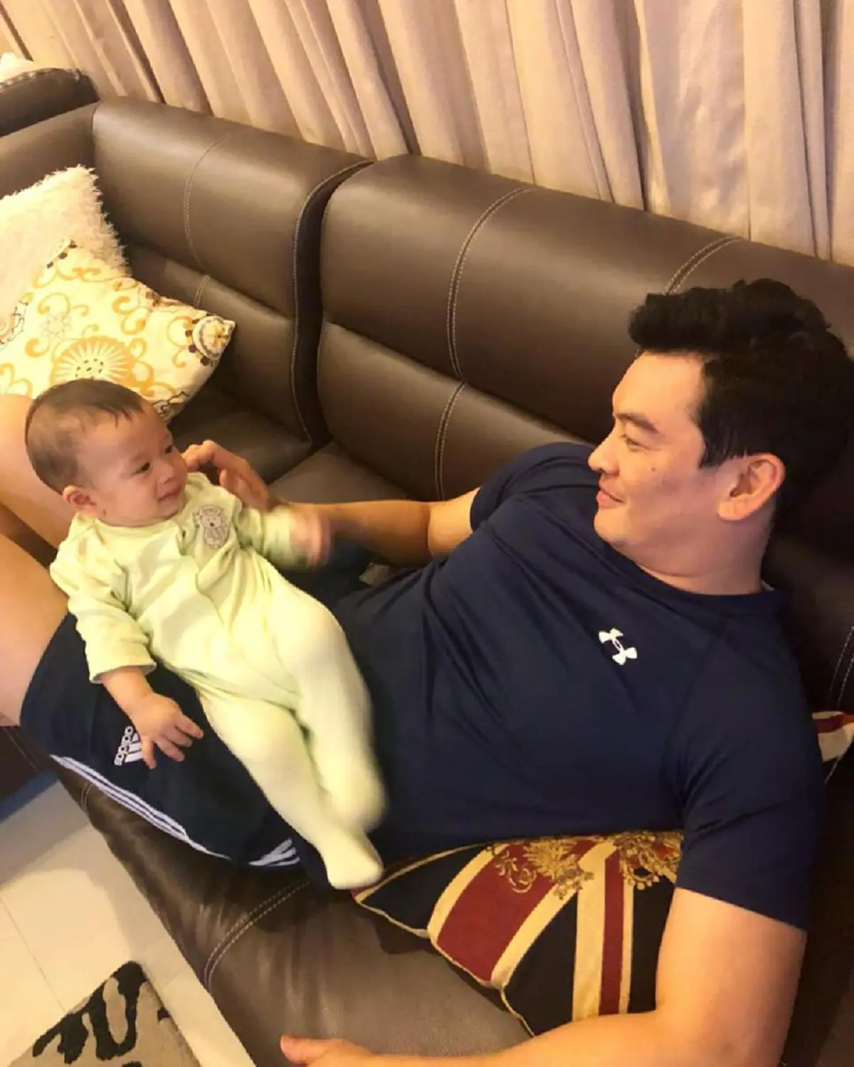 พ่อค้าออนไลน์ ชาคริต