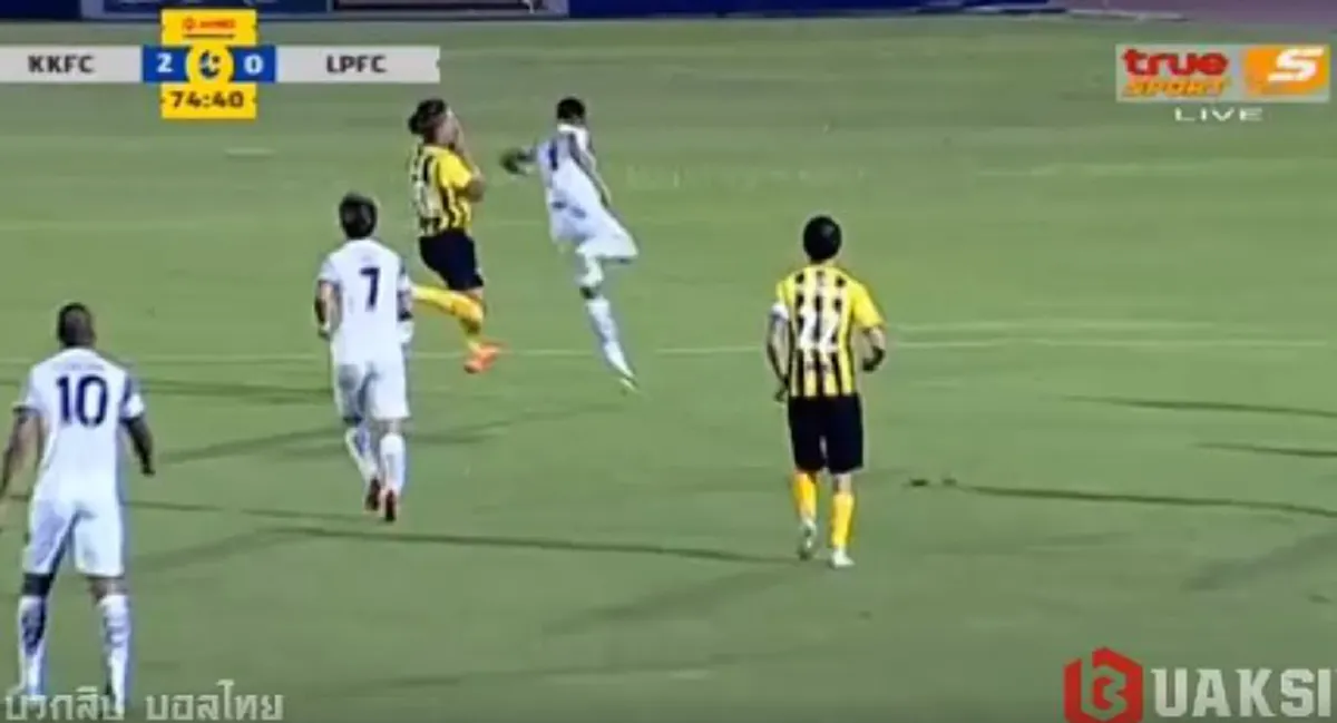 เดือดเหลือเกิน!! นี่เเหละบอลไทย?..เเมตช์"ขอนเเก่น" ปะทะ "ลำปาง"..กับช็อตเด็ด"เเม่ไม้มวยไทย"ส่งตรงจากเวทีลุมพินี..หวิดน็อคกลางอากาศ (ชมคลิป)