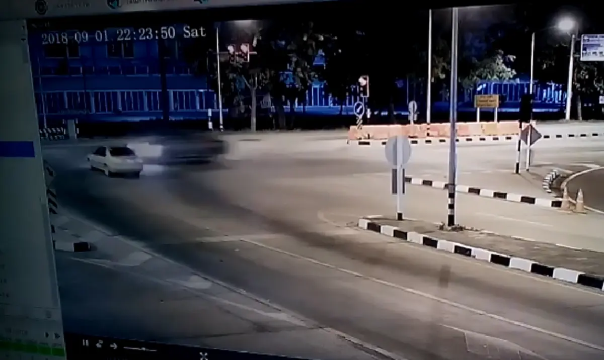 ดูไว้เลยพวกประมาท กระบะซิ่งฝ่าไฟแดงชนเก๋งกระเด็น คนบริสุทธิ์เกือบเสียชีวิตเพราะความชุ่ยสุดๆ