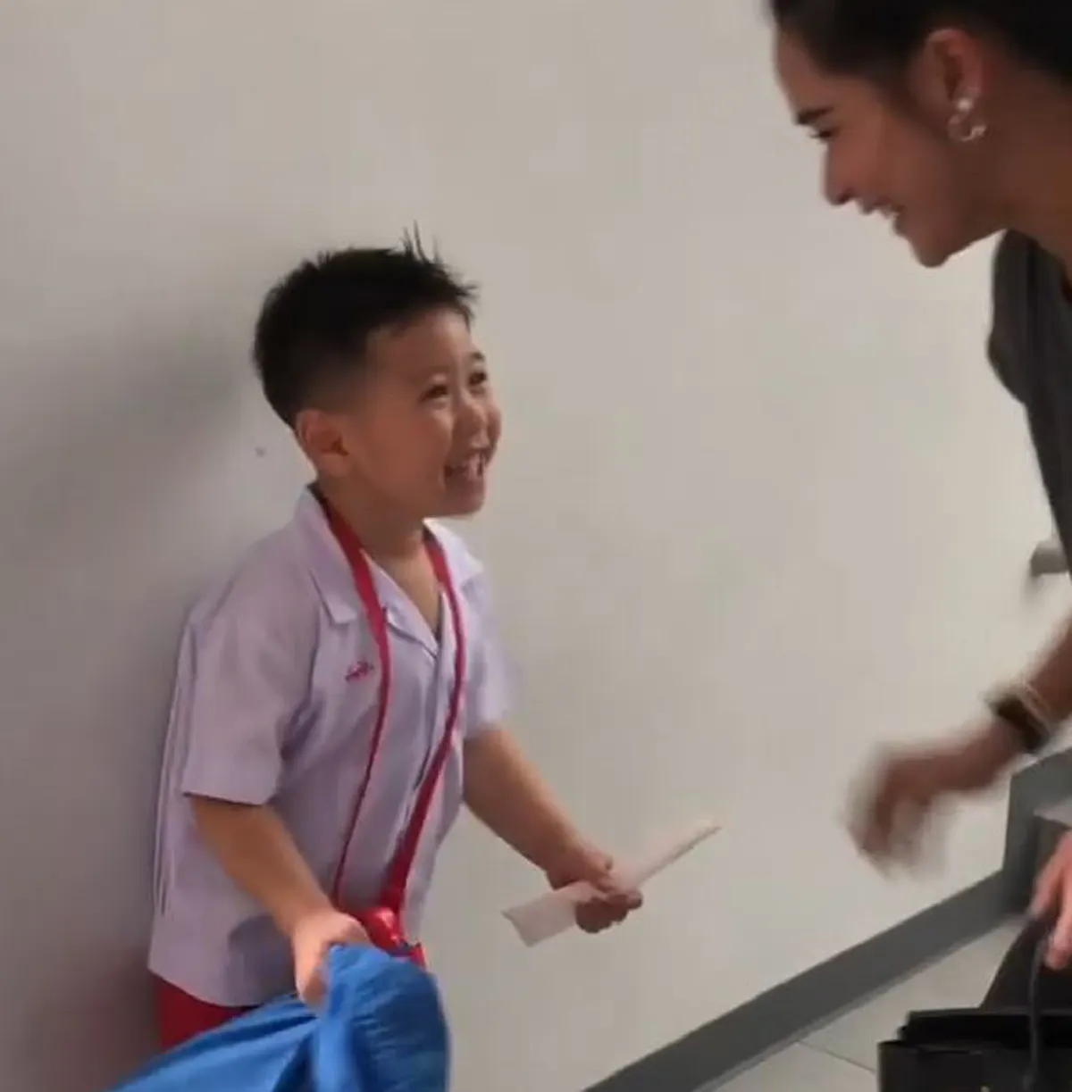 จ๊ะเอ๋ใครมารับเอ่ย!? "พลอย เฌอมาลย์ " แอบไปรับหลานชาย  "น้องทัพฟ้า"  ที่โรงเรียนครั้งแรก ด้อมๆ มองๆ ข้างกำแพง และวินาทีสุดประทับใจจึงบังเกิด