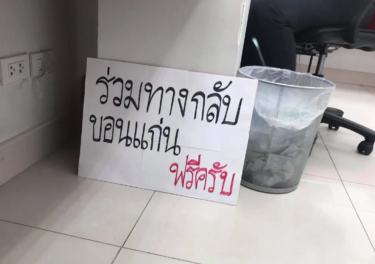 หนุ่มน้ำใจงาม เล่าเบื้องหลังเขียนป้ายชูกลางสถานีขนส่งโคราช ชวนคนกลับขอนแก่นด้วยกัน