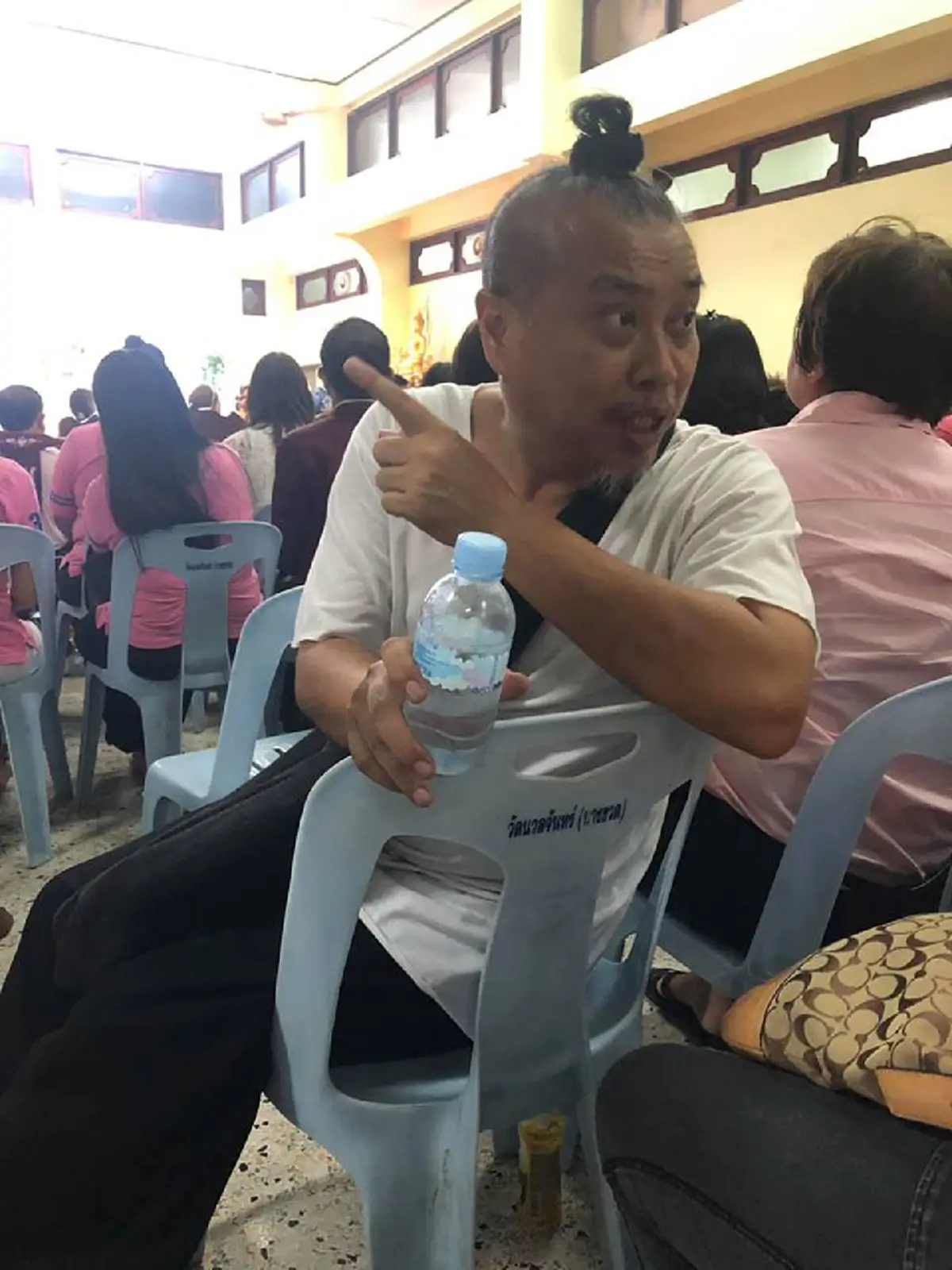 "ดีเจพล่ากุ้ง" ร่วมฟังสวด พ่อดม ชวนชื่น ทำตามคำขอใส่ชุดชมพู