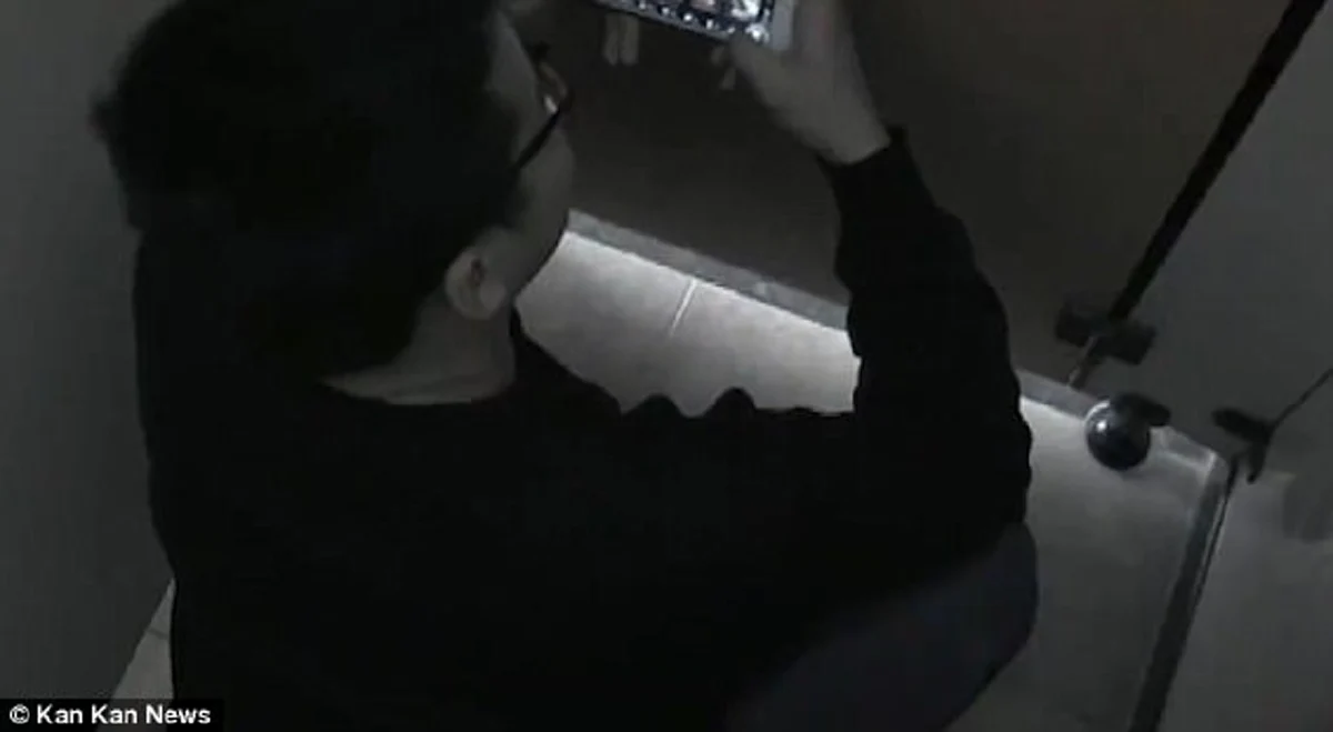 ผวาสุดขีด! หนุ่มจีน ลำไส้ร่วงออกจากทวารหนัก หลังนั่งถ่ายทุกข์แล้วเล่นมือถือจนเพลิน ในห้องน้ำนานกว่าครึ่งชั่วโมง (คลิป)