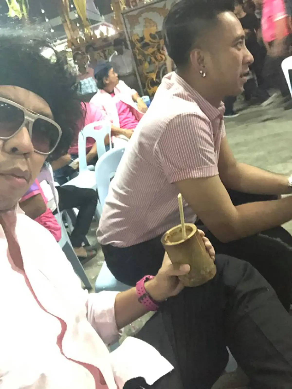 "ดีเจพล่ากุ้ง" ร่วมฟังสวด พ่อดม ชวนชื่น ทำตามคำขอใส่ชุดชมพู