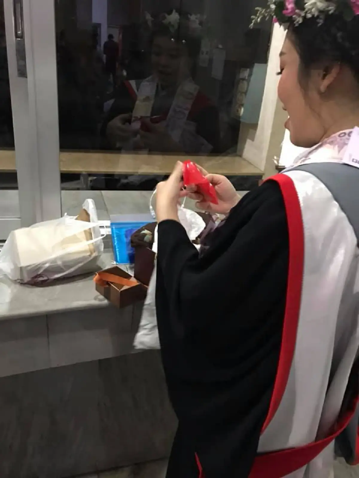 แฟนหนุ่มเซอร์ไพรส์แฟนสาววันรับปริญญา ให้ของขวัญใส่ถุงไก่ทอดของโปรด ลุ้นหนักแฟนสาวก็ไม่เปิดดูเสียที!