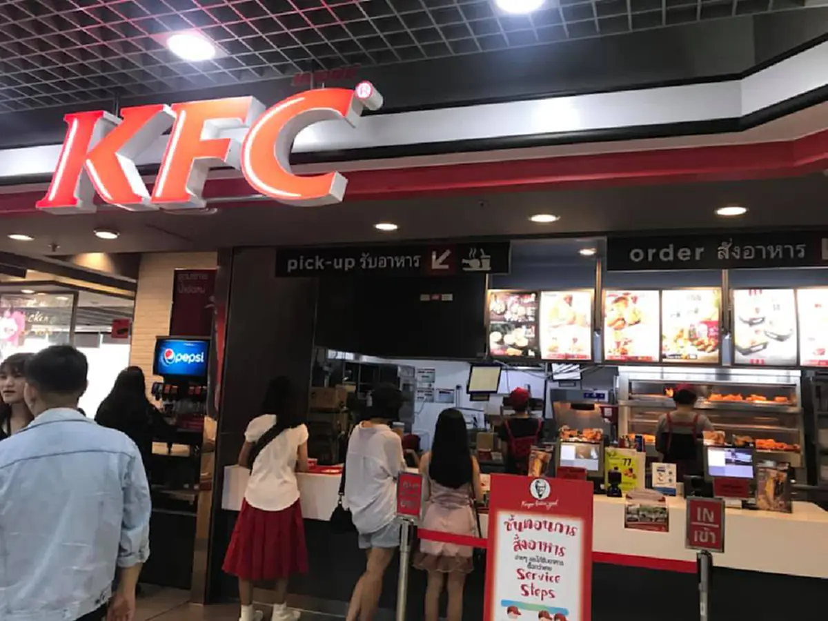 แฟนหนุ่มเซอร์ไพรส์แฟนสาววันรับปริญญา ให้ของขวัญใส่ถุงไก่ทอดของโปรด ลุ้นหนักแฟนสาวก็ไม่เปิดดูเสียที!