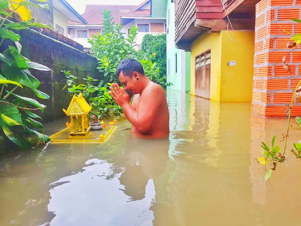 \"หนุ่มเมืองคอน\"โพสต์ภาพ ยกมือไหว้ขอพรจากสิ่งศักดิ์สิทธิ์ หวังช่วยไม่ให้\"น้ำท่วม\" เเต่พอเห็นบ้านของท่านเองเเล้ว คงต้องหันมาพึ่งตัวเอง