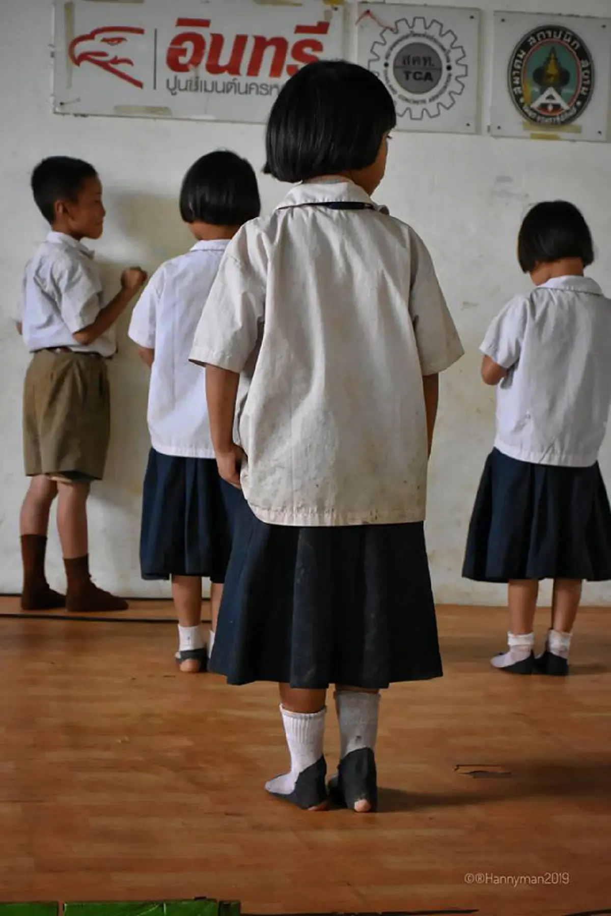 หนุ่มโพสต์คลิป น้องๆนักเรียนในถิ่นทุรกันดารเต้น ใส่เสื้อผ้าชุดเก่าสีหม่น ถุงเท้าขาด ลั่นหากมีเงินจะซื้อไปบริจาค(คลิป)