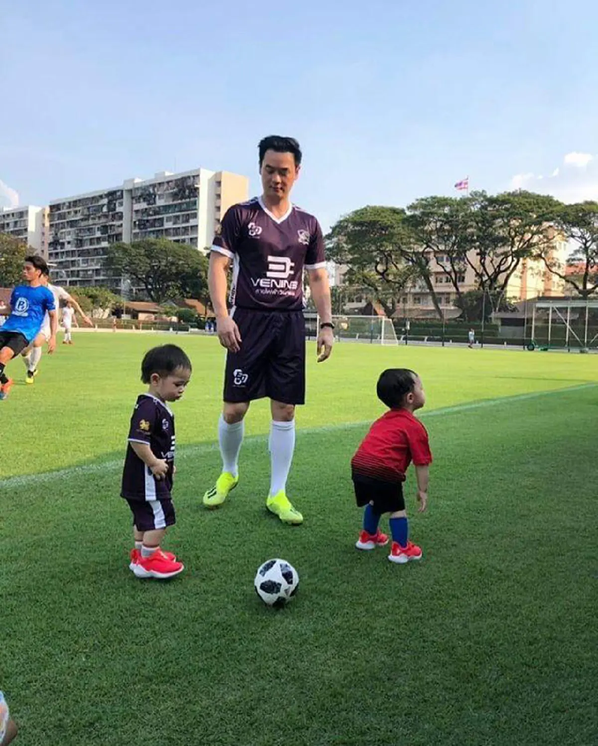 "พ่อน็อต วิศรุต" หอบน้องแฝด "สายฟ้า-พายุ" ทำกิจกรรมแมนๆ เตะบอลตามประสาพ่อลูก(คลิป)