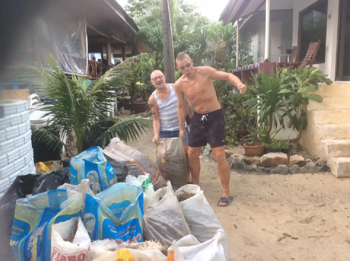 ภาพนักท่องเที่ยวช่วยกันเก็บขยะริมหาด หลังเกิด\"พายุปาบึก\" ที่สุราษฎร์ธานี(คลิป)