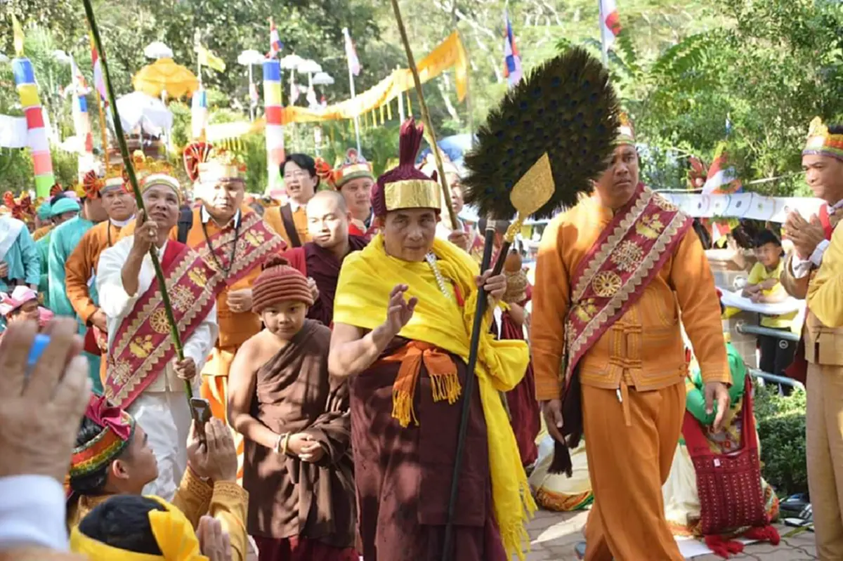 คลื่นพลังศรัทธา เเห่ร่วมพิธี ทำบุญฉลองอายุวัฒนมงคล\"พระครูบาบุญชุ่ม\" ครบ55ปี (คลิป)