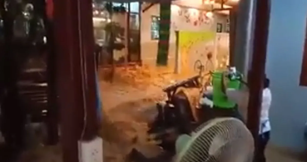 น่ากลัว "ชาวกระบี่" เผยคลิปฝนถล่มหนัก น้ำป่ามาไวมาก!! ไหลเชี่ยวกราก ท่วม เเทบไม่ทันตั้งตัว!! (คลิป)