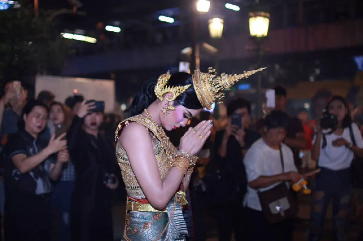 ราวเทพอัปสรบนพื้นดิน!!! "น้ำตาล ชลิตา" สวมชุดไทยราคาหลักล้าน รำแก้บนกลางเมือง ออกแบบจากชุดเจ้านายโบราณ สมัยอยุธยา #งามโลกตะลึง